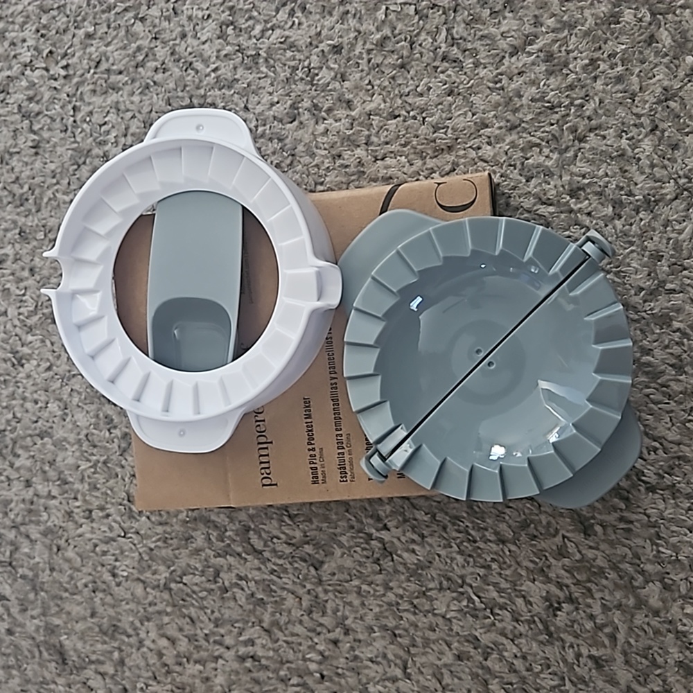 Pampered Chef pie and pocket maker - Picture 2 of 3